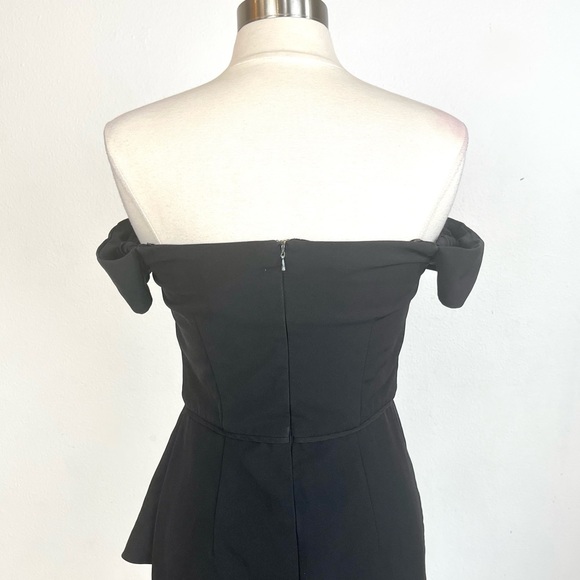JS COLLECTION Black Off Shoulder Split Cascade Gown Size 6. Classic Glamour. - Picture 7 of 17